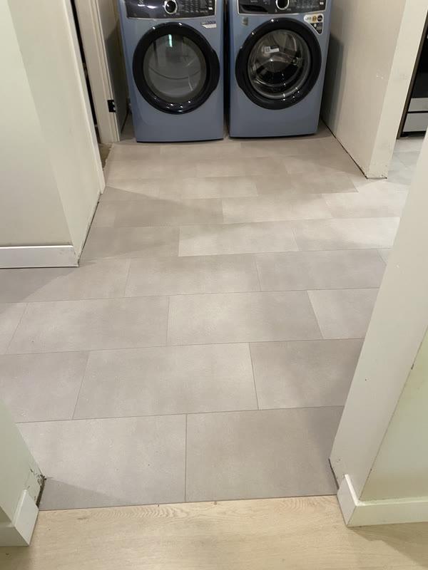 Laundry room with large-format stone-look floor tile